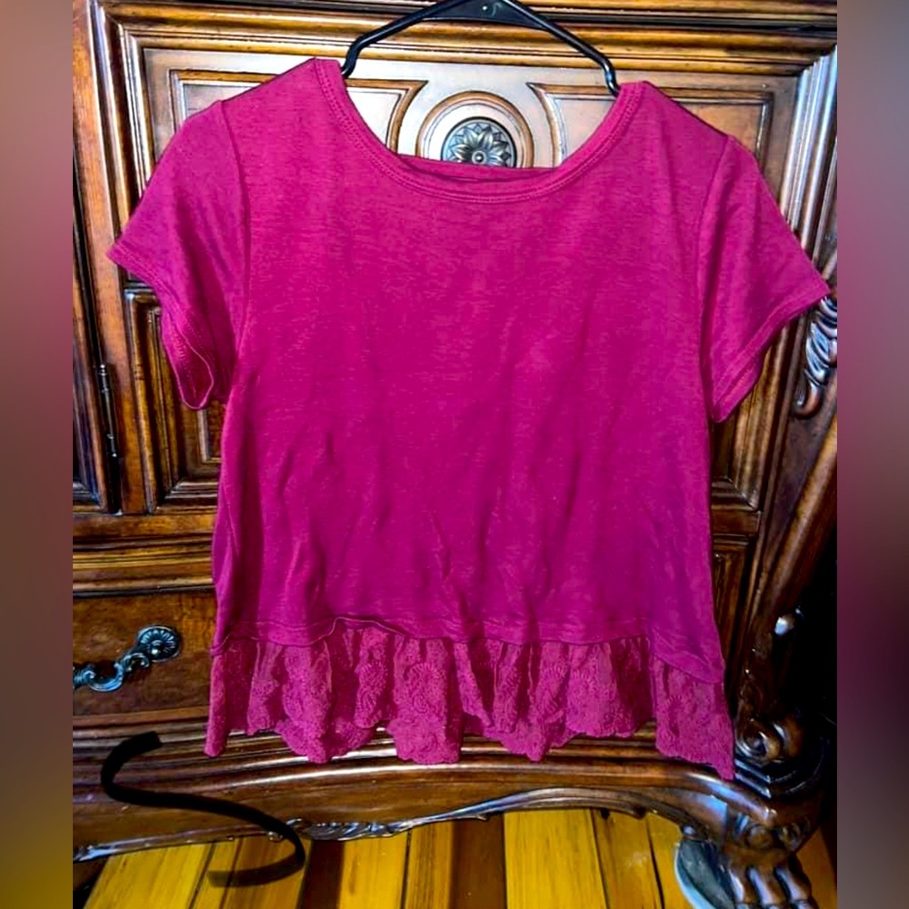 Shirt with keyhole back